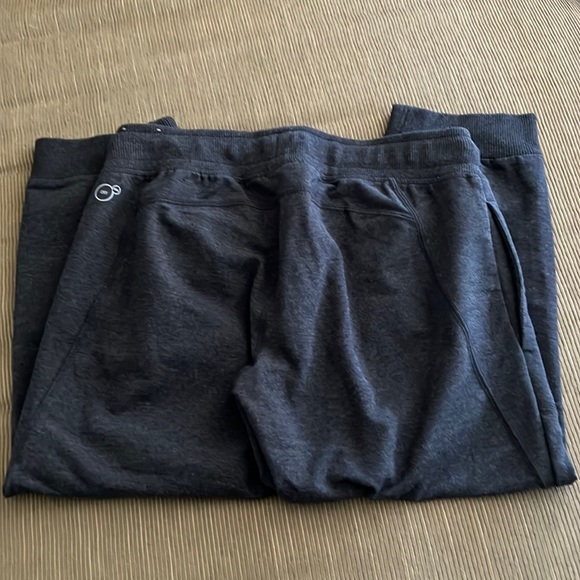 Puma sports cropped sweatpants. - Picture 5 of 9